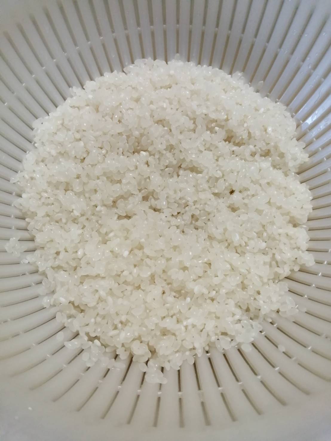 炊き込みご飯の素用に洗って水気を切った米